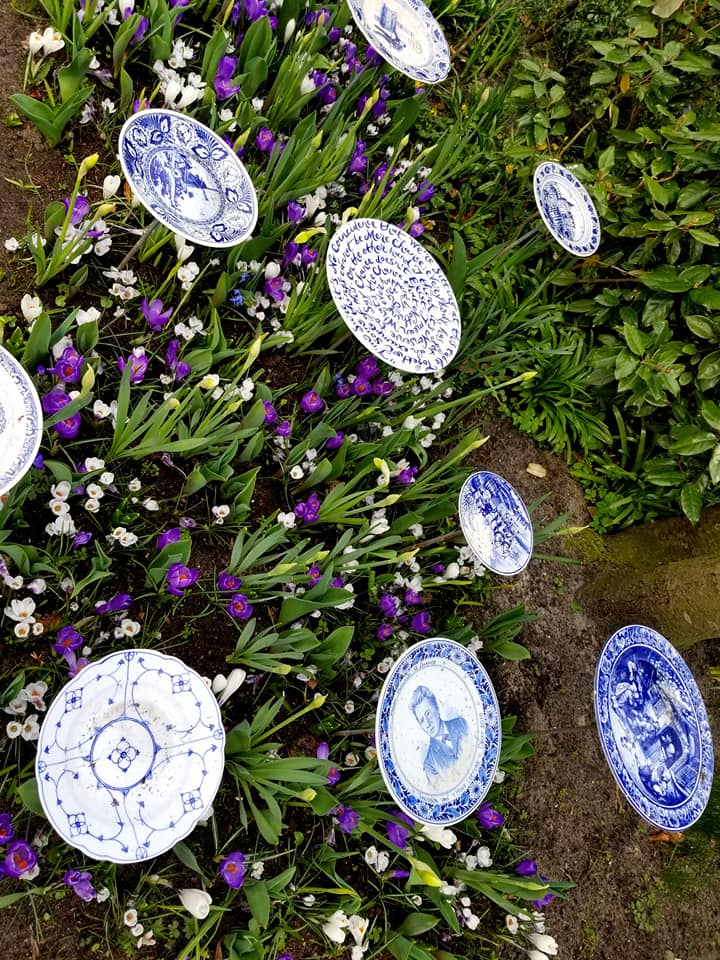 Traditional Delft plates used as garden decorations at Keukenhof.