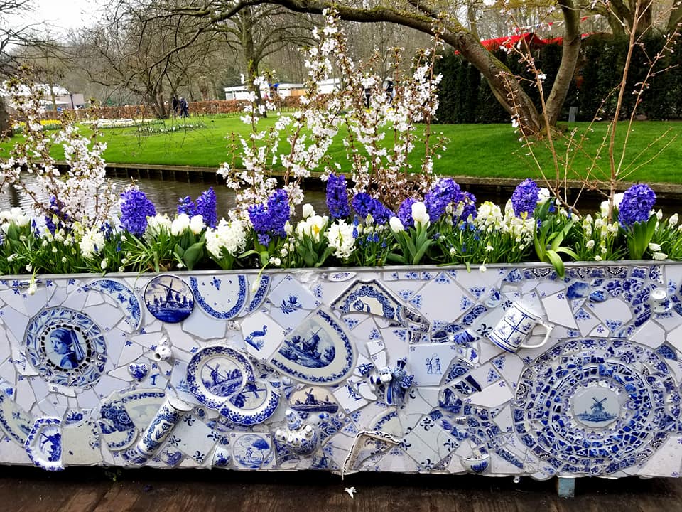 Large planter at Keukenhof designed in traditional white and blue delft style